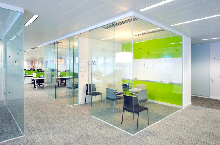 Office spaces with glass modular partition walls